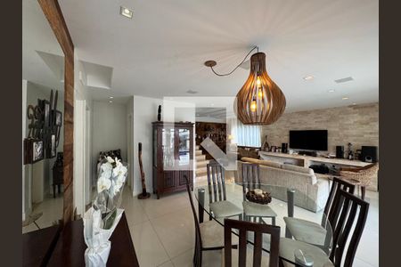 Casa de condomínio para alugar com 350m², 4 quartos e 5 vagasSala