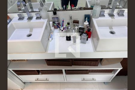 Casa de condomínio para alugar com 350m², 4 quartos e 5 vagasSuíte 1 - Banheiro