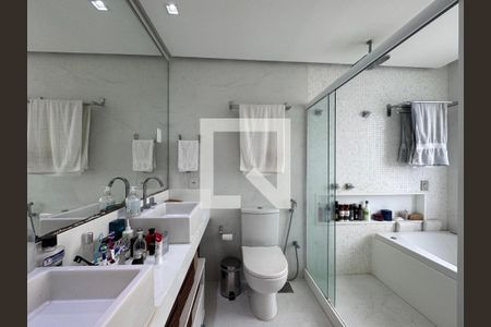 Casa de condomínio para alugar com 350m², 4 quartos e 5 vagasSuíte 1 - Banheiro