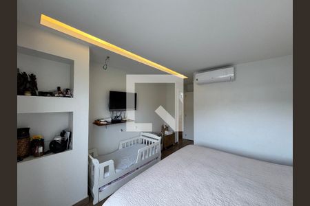 Casa de condomínio para alugar com 350m², 4 quartos e 5 vagasSuíte 1