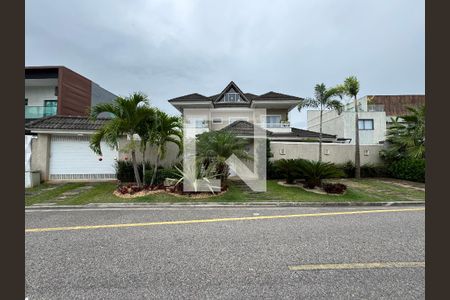 Casa de condomínio para alugar com 350m², 4 quartos e 5 vagasFachada