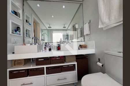 Casa de condomínio para alugar com 350m², 4 quartos e 5 vagasSuíte 1 - Banheiro