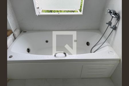 Casa de condomínio para alugar com 350m², 4 quartos e 5 vagasSuíte 1 - Banheiro