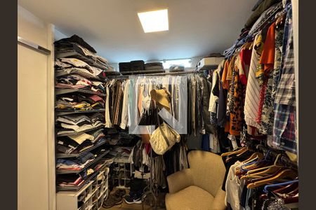 Casa de condomínio para alugar com 350m², 4 quartos e 5 vagasSuíte 1 - Closet