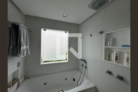 Casa de condomínio para alugar com 350m², 4 quartos e 5 vagasSuíte 1 - Banheiro