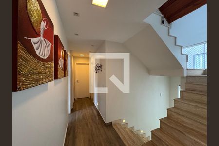 Casa de condomínio para alugar com 350m², 4 quartos e 5 vagasEscada