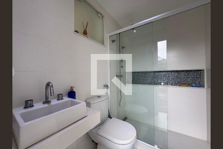 Casa de condomínio para alugar com 350m², 4 quartos e 5 vagasÁrea externa - Banheiro