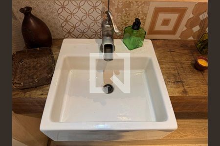 Casa de condomínio para alugar com 350m², 4 quartos e 5 vagasLavabo