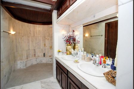 Apartamento à venda com 585m², 6 quartos e 3 vagasBanheiro Suite Master