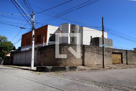 Casa para alugar com 900m², 4 quartos e 3 vagasFachada