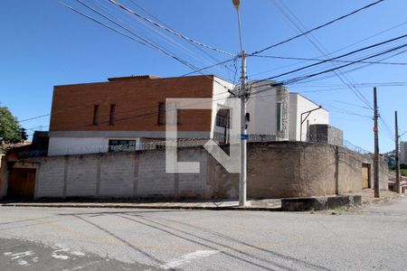 Casa para alugar com 900m², 4 quartos e 3 vagasFachada