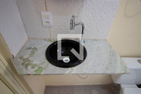 Banheiro de casa para alugar com 1 quarto, 35m² em Conjunto Habitacional A. E. Carvalho, São Paulo