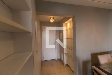Hall de entrada de apartamento para alugar com 2 quartos, 73m² em Jardim Tupanci, Barueri