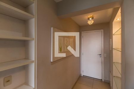 Hall de entrada de apartamento para alugar com 2 quartos, 73m² em Jardim Tupanci, Barueri