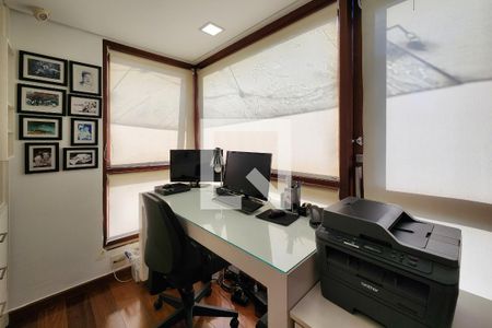 Casa à venda com 370m², 3 quartos e 4 vagasEscritório