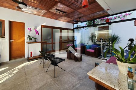 Casa à venda com 370m², 3 quartos e 4 vagasSala