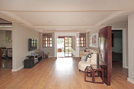 Casa à venda com 3 quartos, 500m² em Centro, Rio Acima