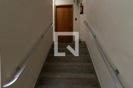 Apartamento à venda com 68m², 2 quartos e 1 vaga Apartamento à venda com 68m², 2 quartos e 1 vagaEscada