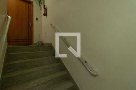 Apartamento à venda com 68m², 2 quartos e 1 vaga Apartamento à venda com 68m², 2 quartos e 1 vagaEscada