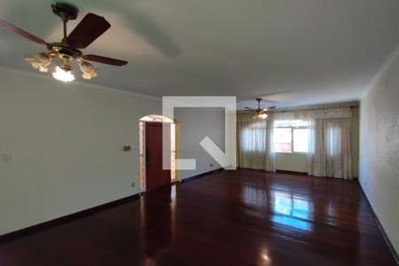 Casa para alugar com 250m², 3 quartos e 2 vagas Casa para alugar com 250m², 3 quartos e 2 vagasSala