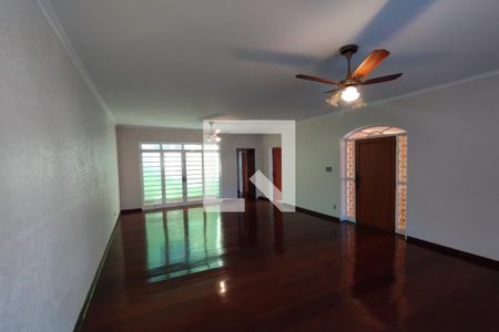 Casa para alugar com 250m², 3 quartos e 2 vagas Casa para alugar com 250m², 3 quartos e 2 vagasSala