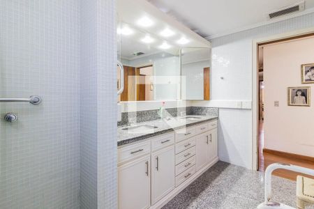 Apartamento à venda com 227m², 3 quartos e 2 vagas Apartamento à venda com 227m², 3 quartos e 2 vagasBanheiro da Suite
