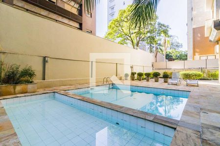 Apartamento à venda com 227m², 3 quartos e 2 vagas Apartamento à venda com 227m², 3 quartos e 2 vagasÁrea comum - Piscina