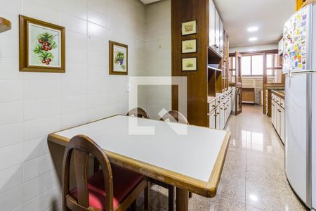 Apartamento à venda com 227m², 3 quartos e 2 vagas Apartamento à venda com 227m², 3 quartos e 2 vagasCozinha