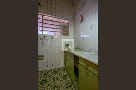 Casa à venda com 220m², 3 quartos e 2 vagas Casa à venda com 220m², 3 quartos e 2 vagasEdícula - Banheiro