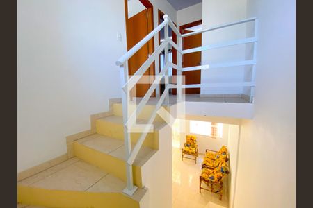 Apartamento para alugar com 80m², 2 quartos e sem vagaEscada