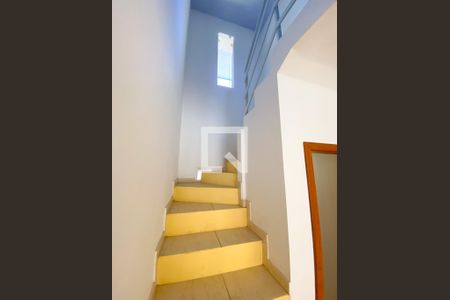 Apartamento para alugar com 80m², 2 quartos e sem vagaEscada