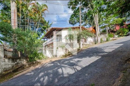 Casa à venda com 1000m², 3 quartos e 5 vagas Casa à venda com 1000m², 3 quartos e 5 vagasFachada