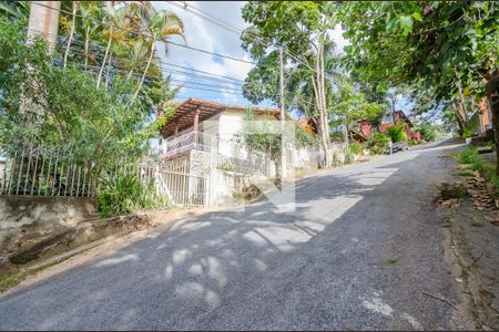 Casa à venda com 1000m², 3 quartos e 5 vagas Casa à venda com 1000m², 3 quartos e 5 vagasFachada