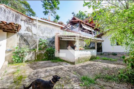 Casa à venda com 1000m², 3 quartos e 5 vagas Casa à venda com 1000m², 3 quartos e 5 vagasQuintal