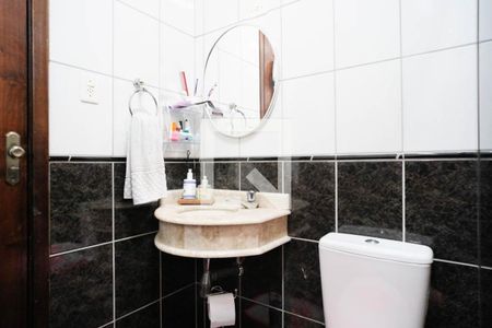 Casa à venda com 150m², 3 quartos e 2 vagas Casa à venda com 150m², 3 quartos e 2 vagasBanheiro