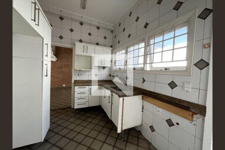 Casa à venda com 240m², 4 quartos e 3 vagasCozinha 