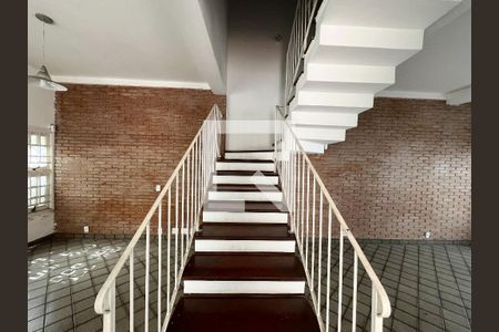 Escada de casa para alugar com 4 quartos, 240m² em Indianópolis, São Paulo