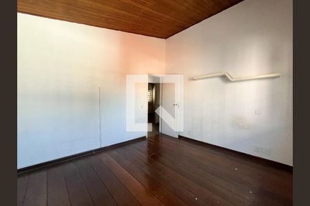 Casa à venda com 240m², 4 quartos e 3 vagasSuite
