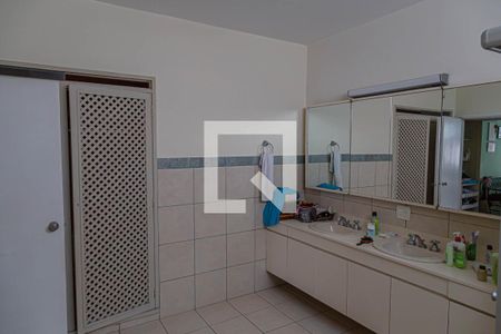 Apartamento para alugar com 275m², 3 quartos e 2 vagas Apartamento para alugar com 275m², 3 quartos e 2 vagasBanheiro da Suíte 2