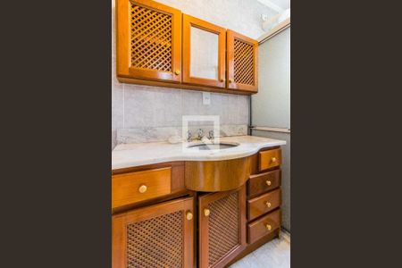 Banheiro de apartamento para alugar com 1 quarto, 35m² em Passo da Areia, Porto Alegre