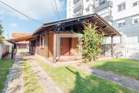 Casa à venda com 203m², 3 quartos e 4 vagas Casa à venda com 203m², 3 quartos e 4 vagasFachada