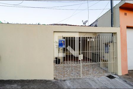 Casa para alugar com 100m², 2 quartos e 2 vagasFachada