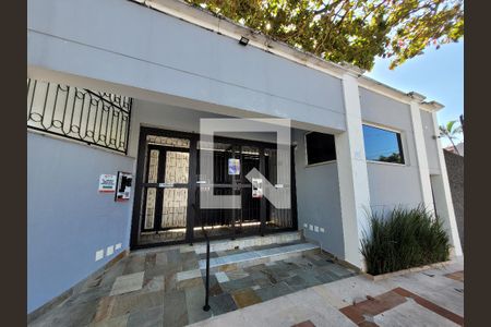 Casa de condomínio à venda com 392m², 4 quartos e 6 vagas Casa de condomínio à venda com 392m², 4 quartos e 6 vagasEntrada