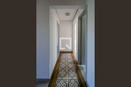 Casa à venda com 200m², 3 quartos e 7 vagas Casa à venda com 200m², 3 quartos e 7 vagasCorredor