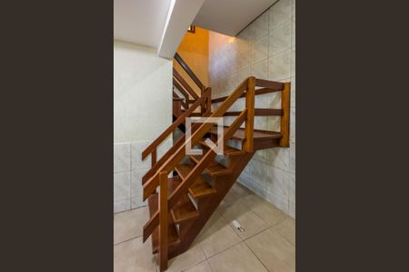 Casa à venda com 200m², 3 quartos e 7 vagas Casa à venda com 200m², 3 quartos e 7 vagasEscada
