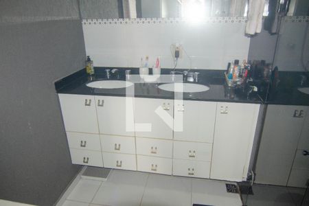 Apartamento à venda com 250m², 4 quartos e 2 vagasBanheiro do Quarto 1