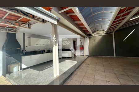 Casa à venda com 330m², 4 quartos e 3 vagas Casa à venda com 330m², 4 quartos e 3 vagasCozinha