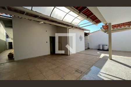 Casa à venda com 330m², 4 quartos e 3 vagas Casa à venda com 330m², 4 quartos e 3 vagasÁrea de Serviço