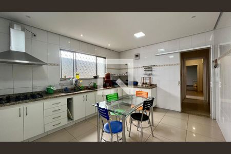 Casa à venda com 330m², 4 quartos e 3 vagas Casa à venda com 330m², 4 quartos e 3 vagasCozinha