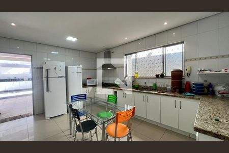 Casa à venda com 330m², 4 quartos e 3 vagas Casa à venda com 330m², 4 quartos e 3 vagasCozinha